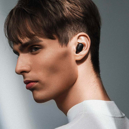  Xiaomi Mi True Wireless Earbuds noormehe kõrvas