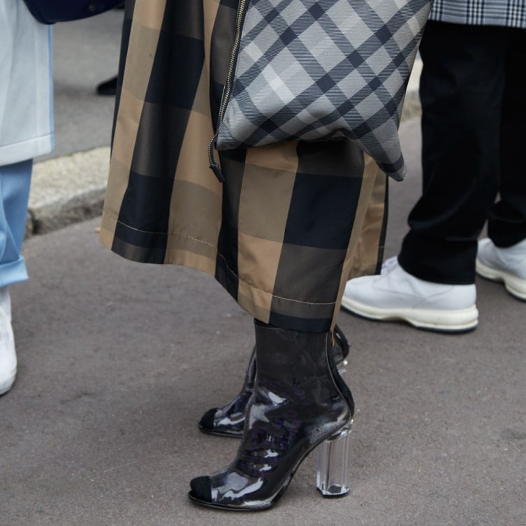 женщина в прозрачной обуви на каблуке из пластика