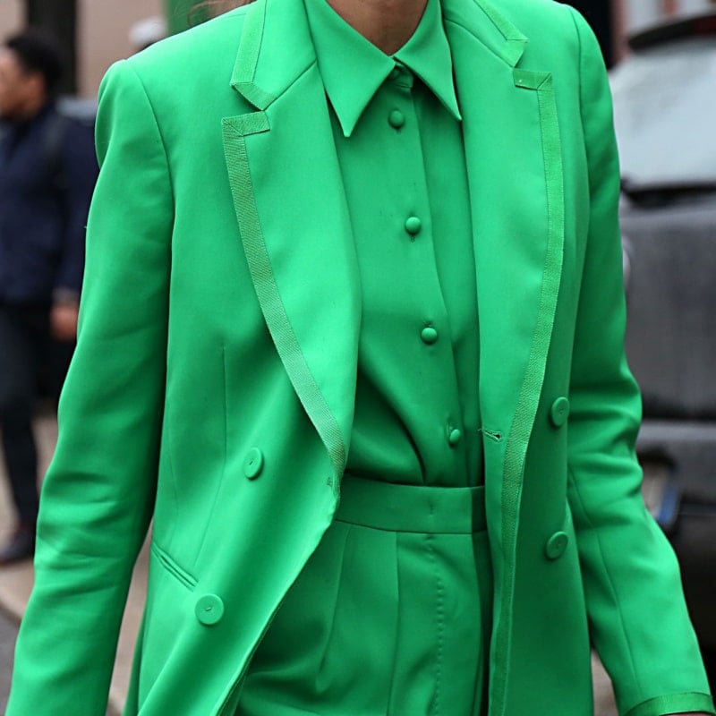 женщина в стильном костюме зеленого цвета