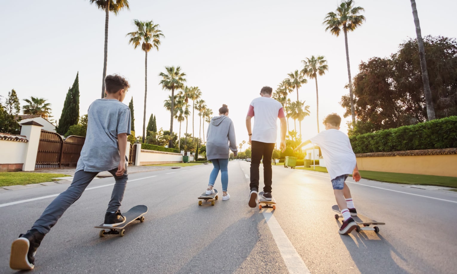 родители и дети на скейтбордах на улице
