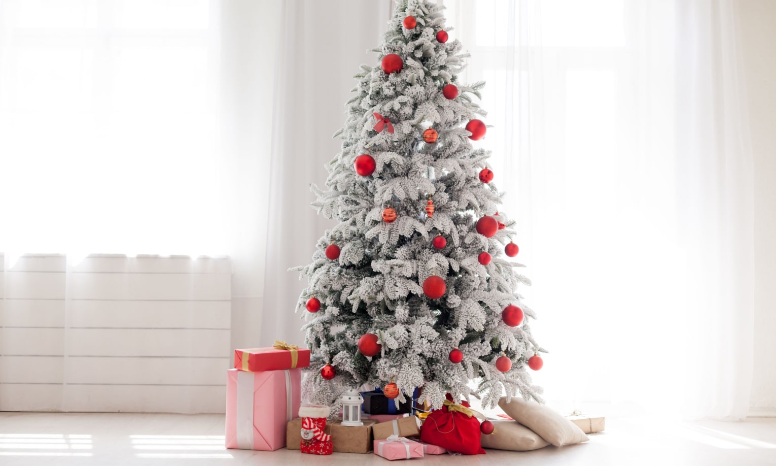 новогодняя елка белого цвета украшена красными шарами