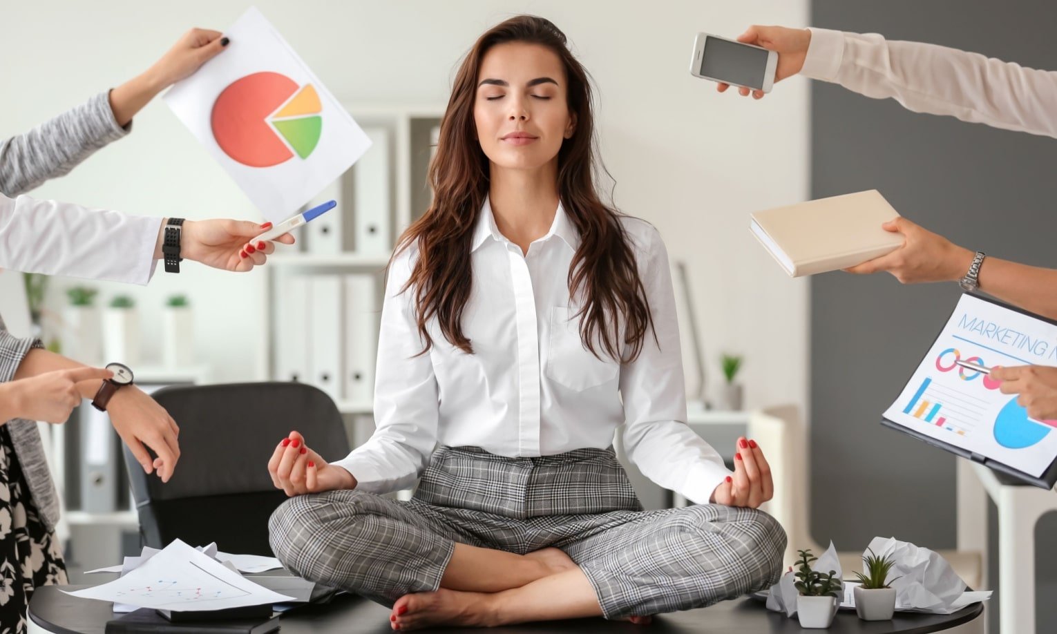 mergina mazina stresa darbe su meditacijos pratimais