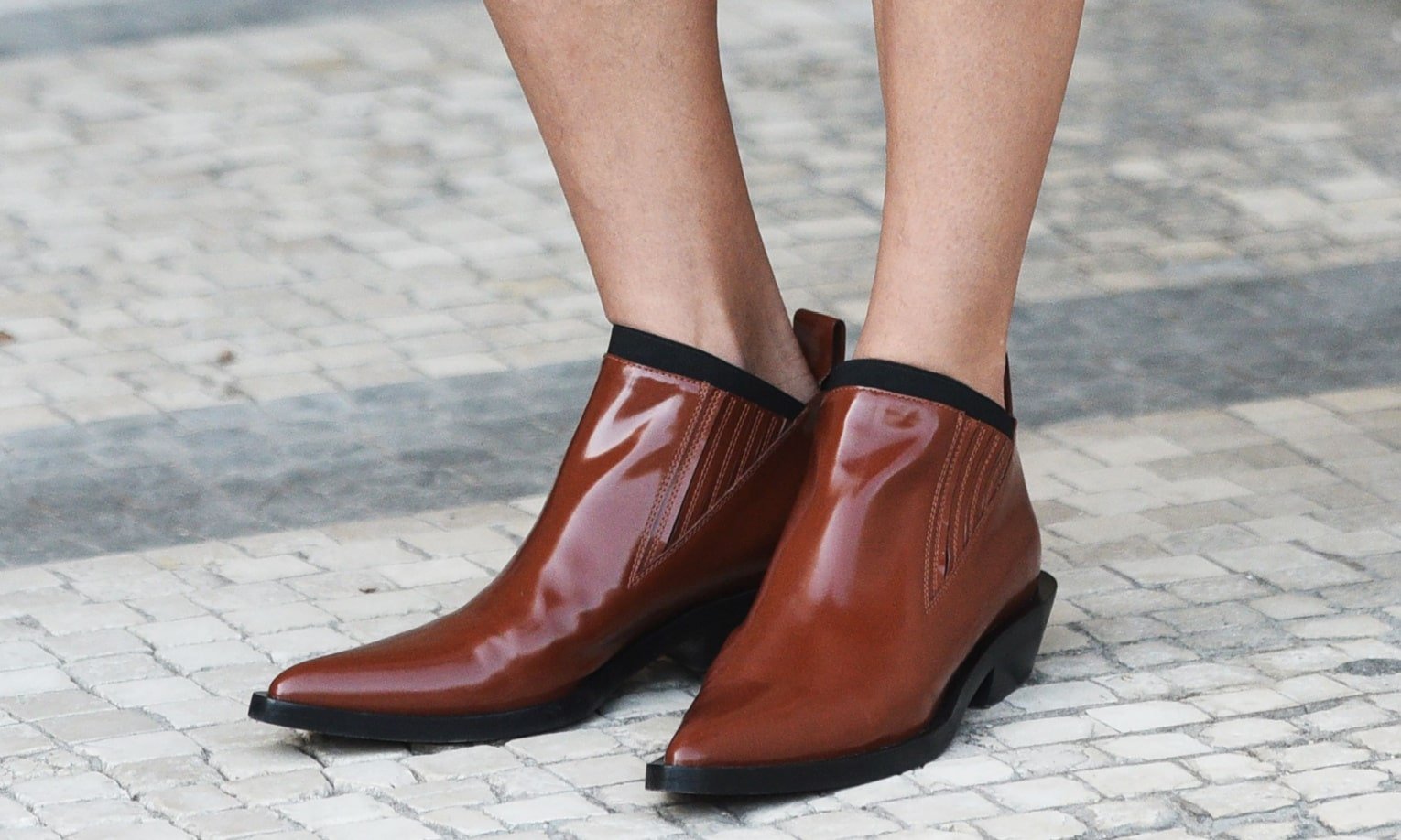 sieviete ar futuristiska dizaina kurpem