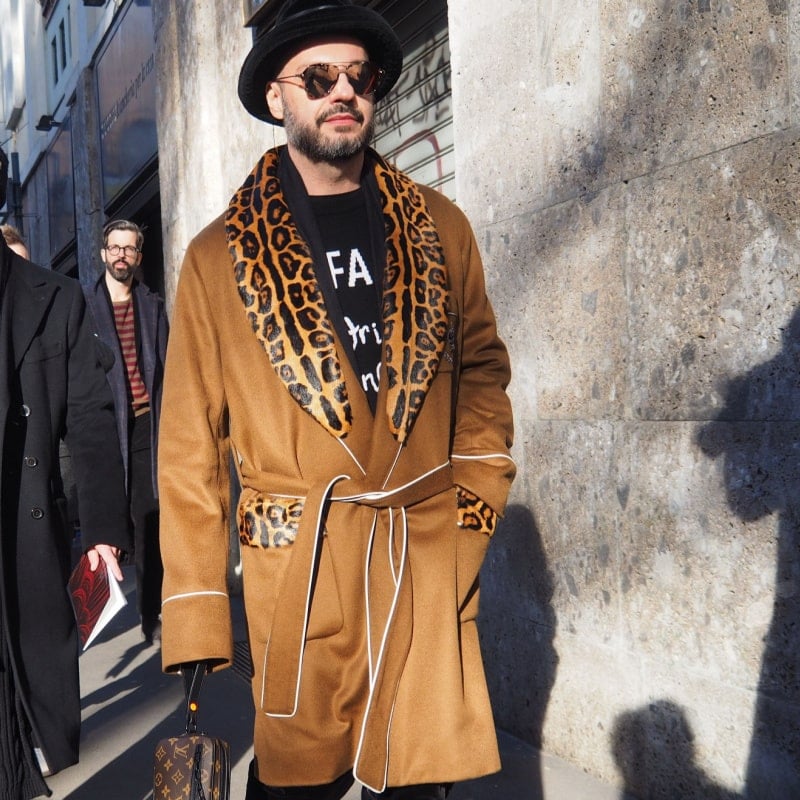 мужчина в коричневом пальто в стиле халата в городе