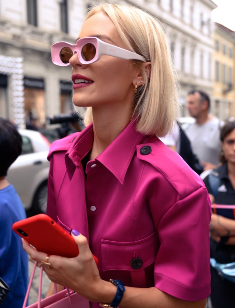 moteris su zaismingais saules akiniais