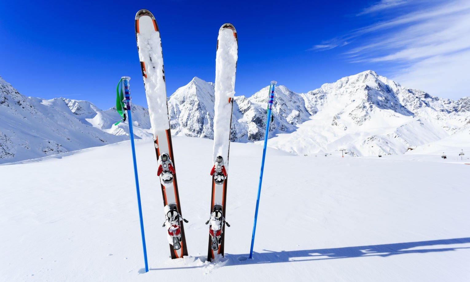лыжи и лыжные палки в снегу