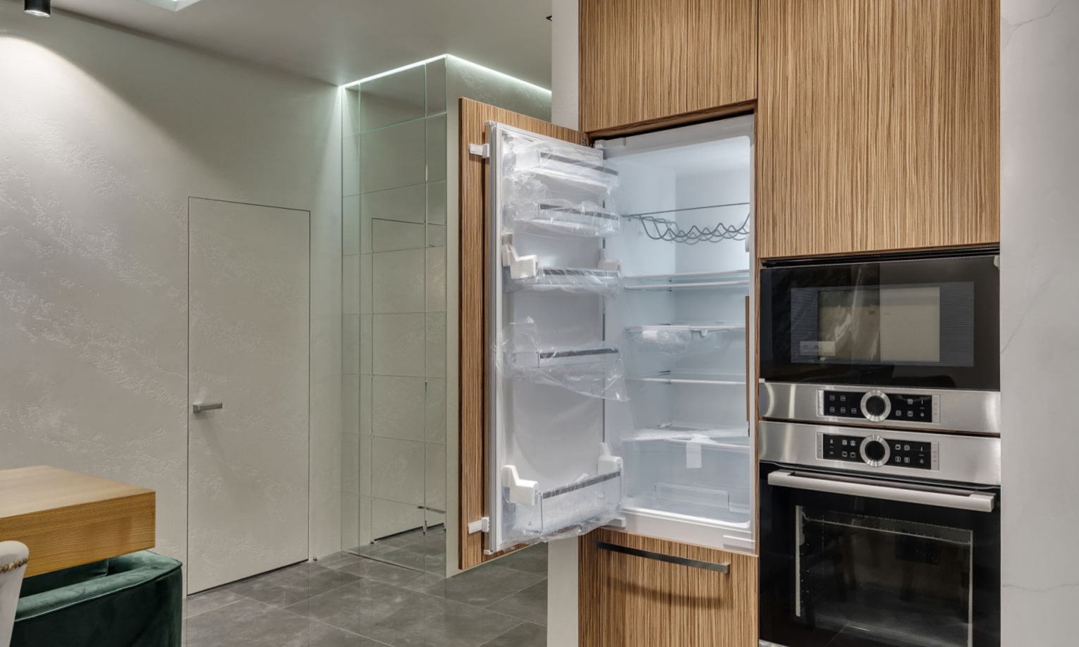 встроенный холодильник в современной кухне