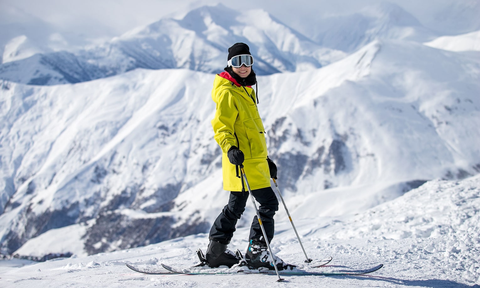 женщина на лыжах в горах