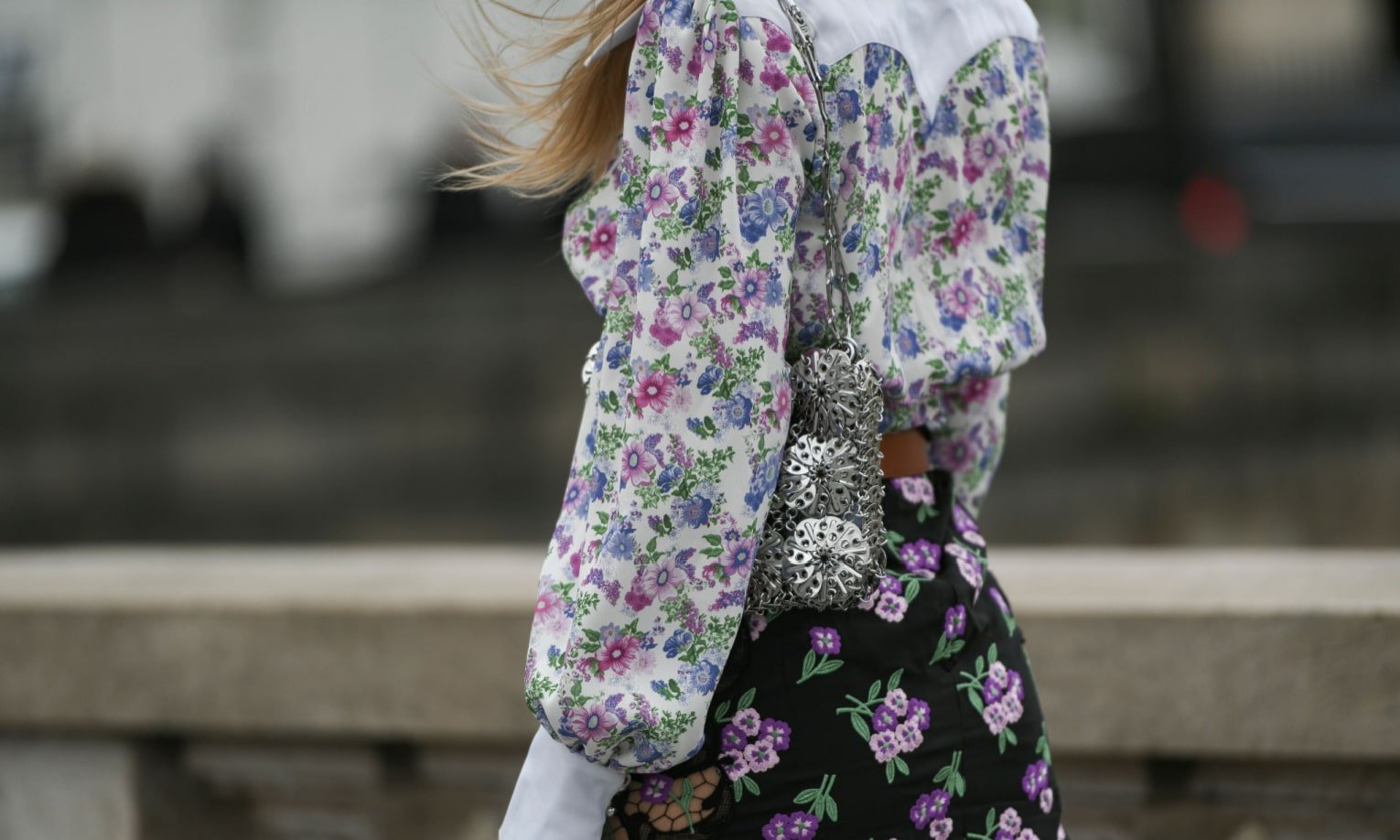 девушка в модной блузке с цветочным принтом