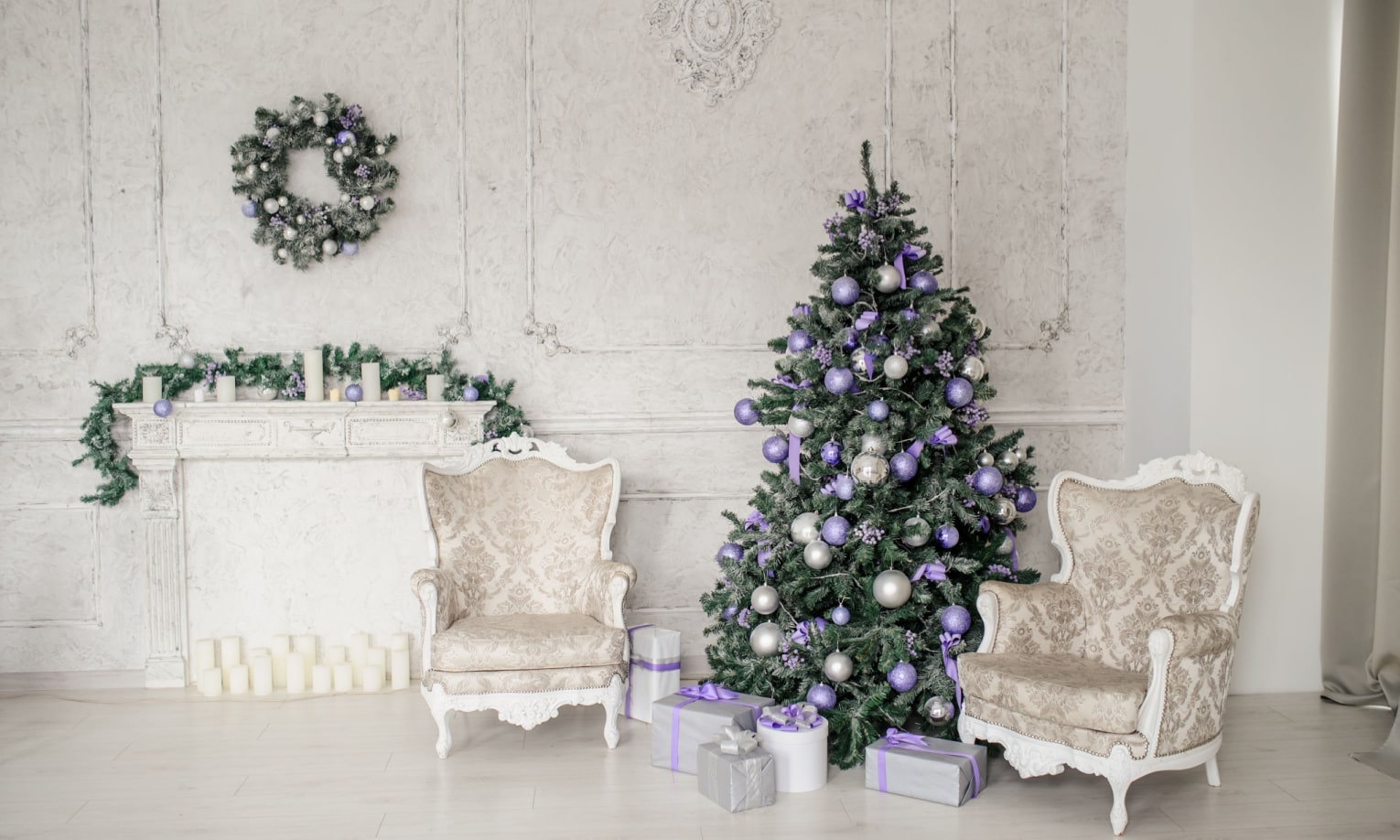 интерьер гостиной на рождество с акцентами лавандового цвета