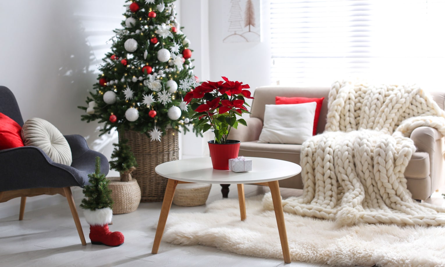 рождественская елка в гостиной украшена красными и белыми шарами