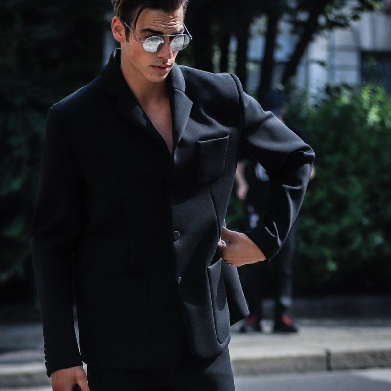 elegantne mees kannab musta ülikonda