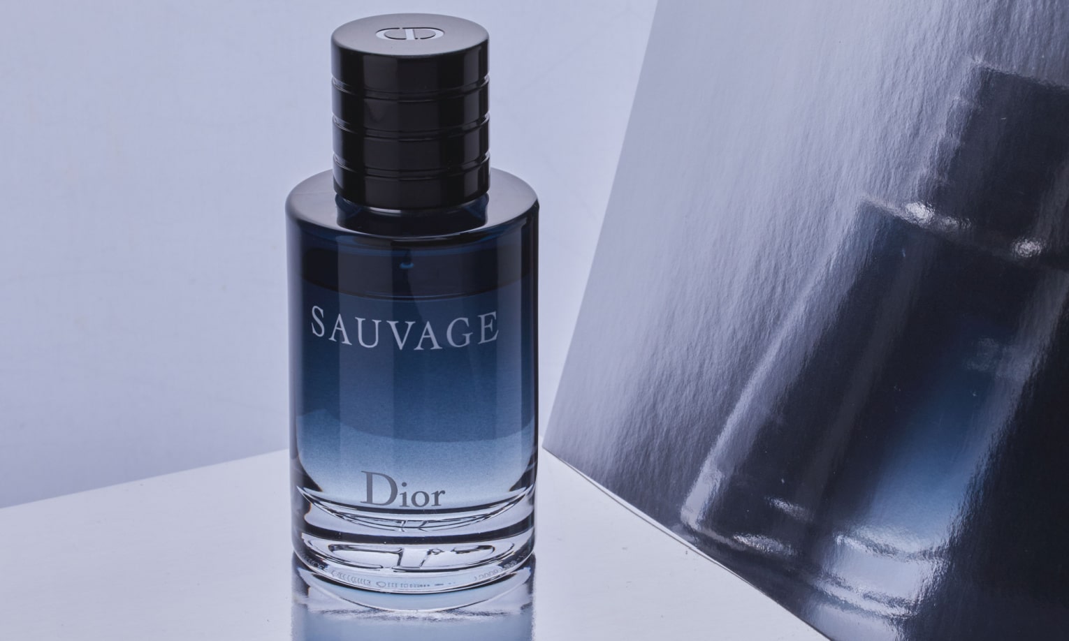 флакон с мужским парфюмом dior sauvage