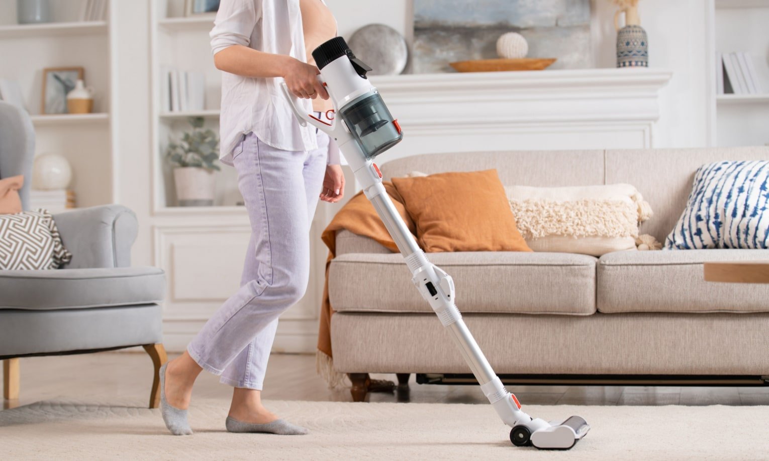 naine koristab varstolmuimejaga põrandaid