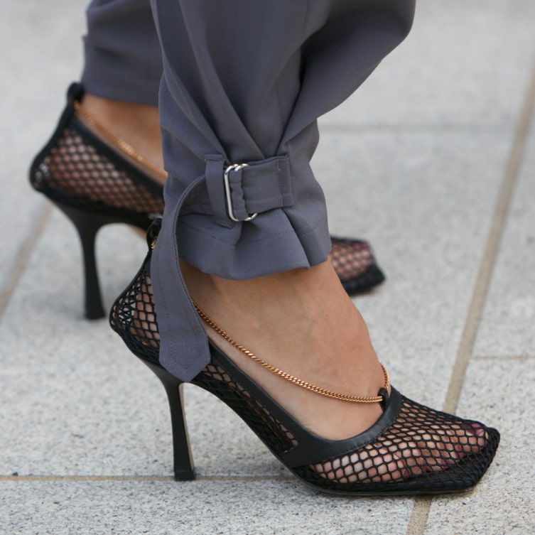 mustad võrgust naiste kingad