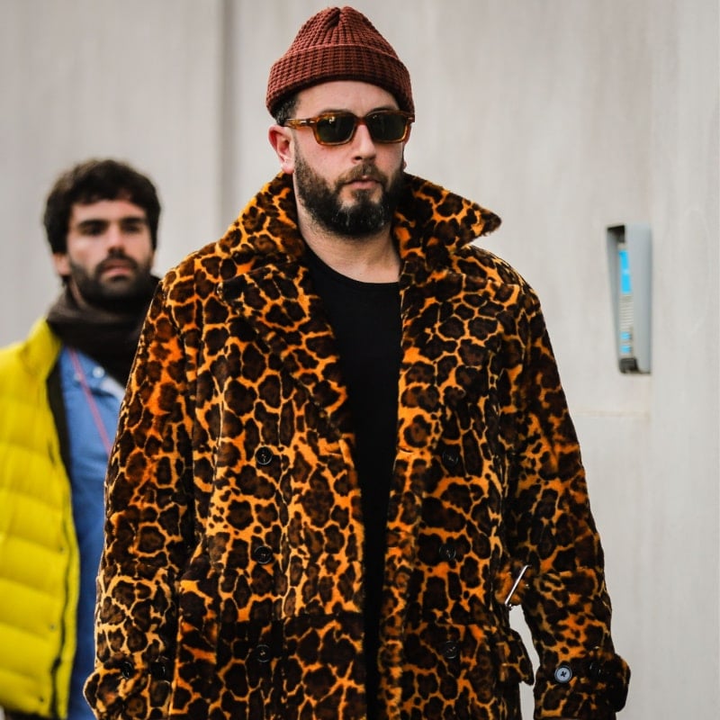 мужчина в леопардовом пальто