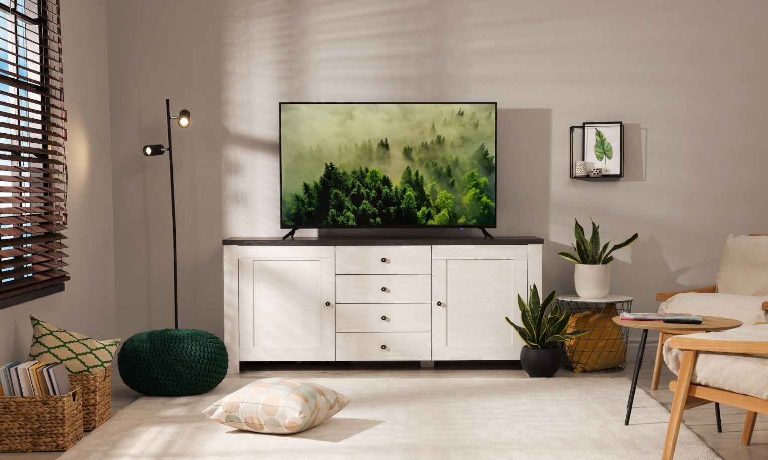 смарт-телевизор в светлой гостиной на комоде