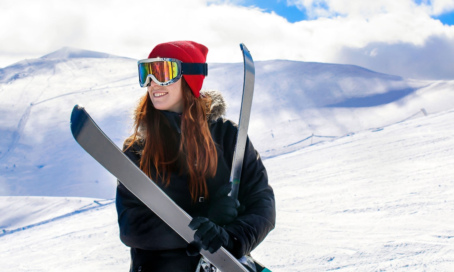 девушка в лыжных очках с цилиндрическими линзами