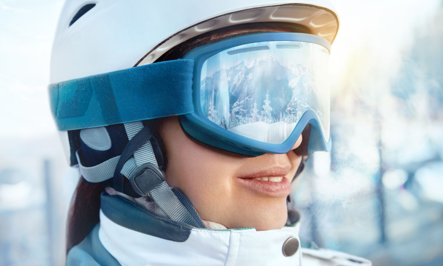 девушка в лыжных очках с мягкими накладками