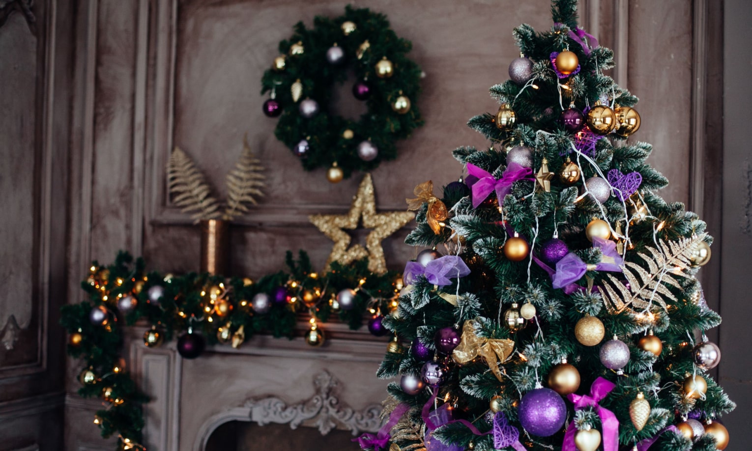 рождественская елка украшена шарами лавандового цвета