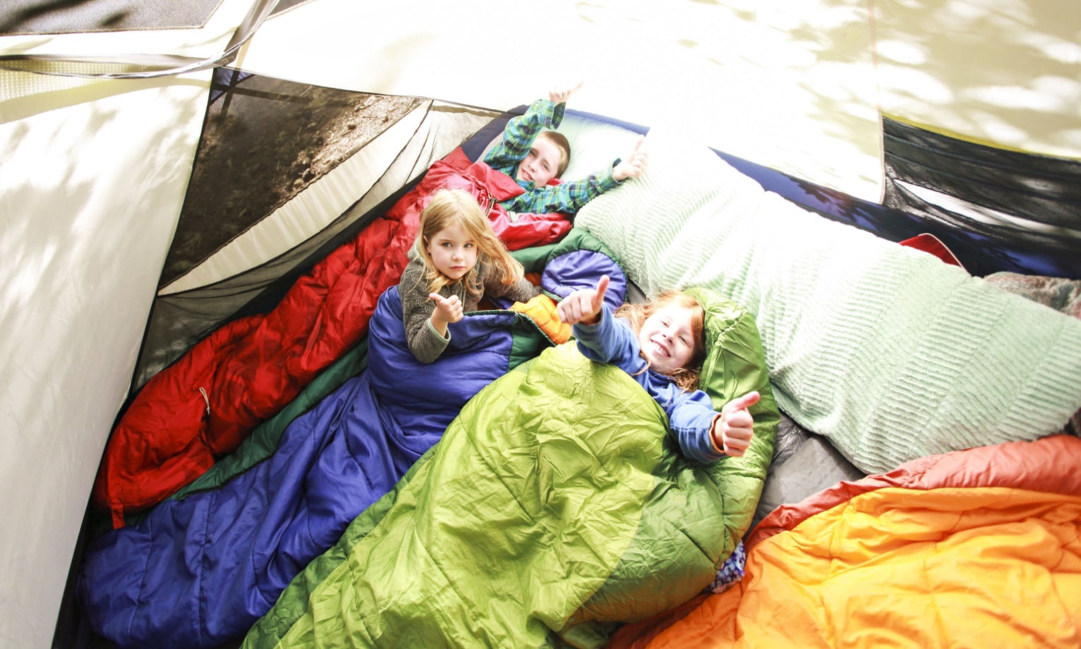 lapsed magavad telgis magamiskottides