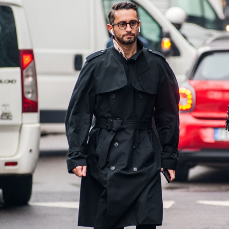 мужчина в пальто в стиле халата в городе