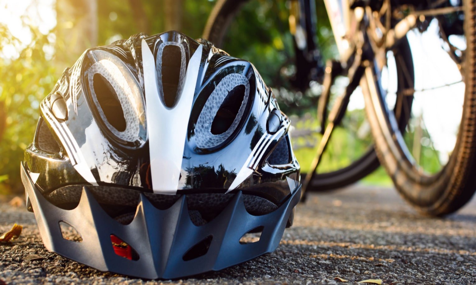 велосипедный шлем на асфальте