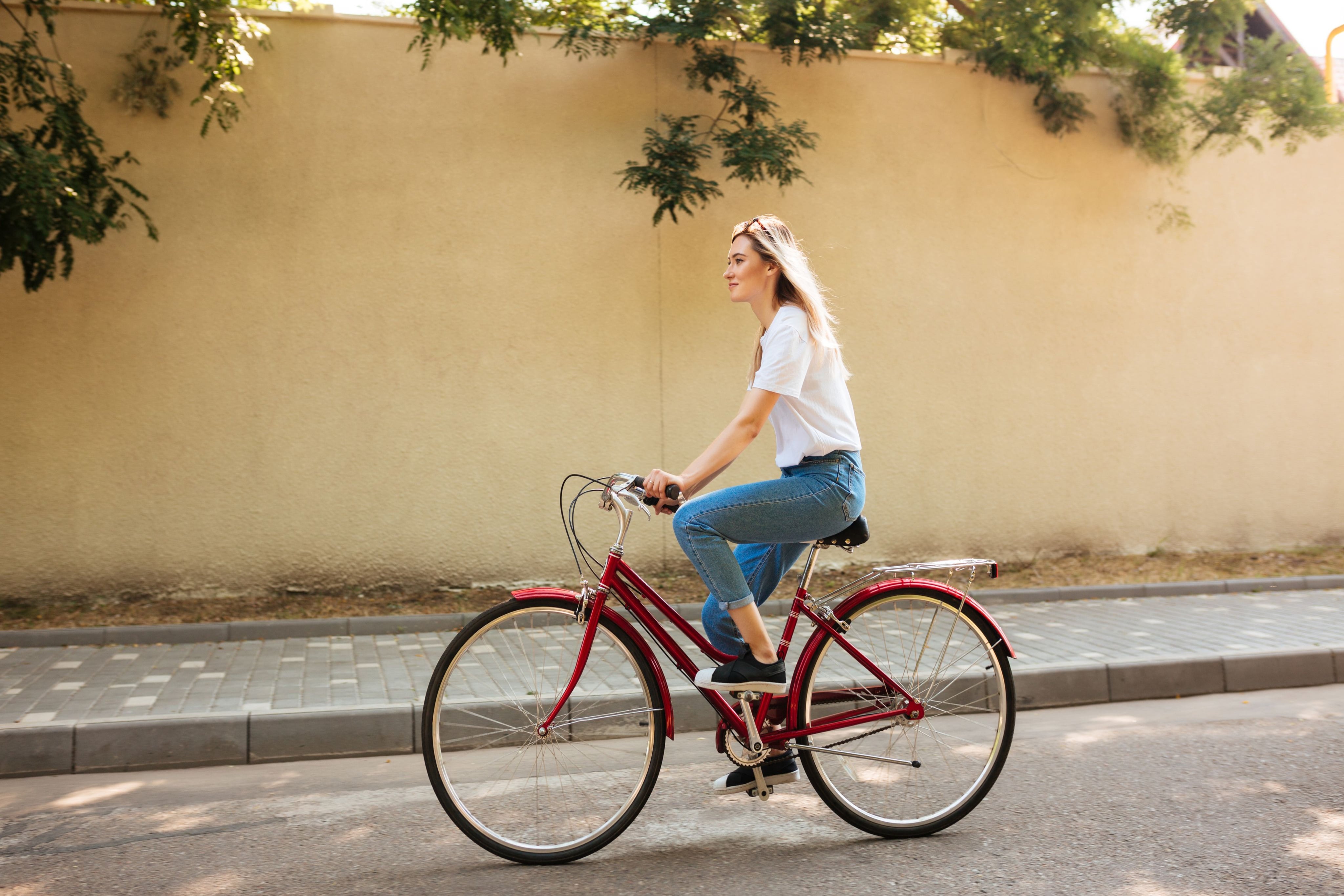 женщина едет на велосипеде городского типа