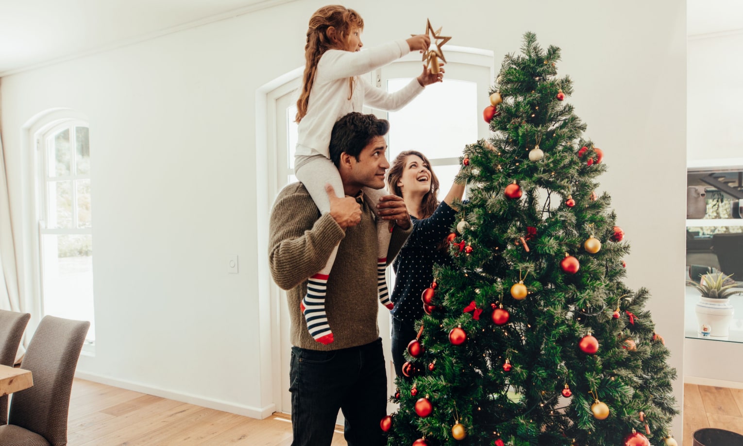 семья украшает рождественскую елку