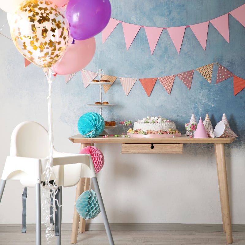 rotajumi meitenes dzimsanas dienai ar virtenem un baloniem