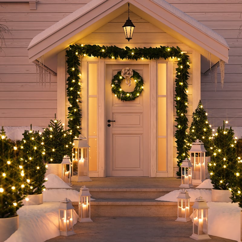 ziemassvetku dekors pie ieejas durvim