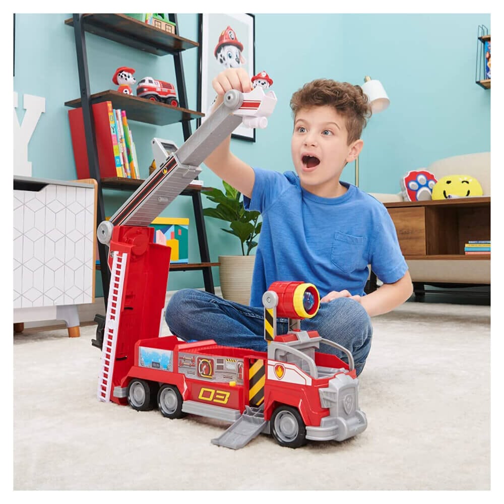 мальчик играет с пожарной машиной из щенячьего патруля