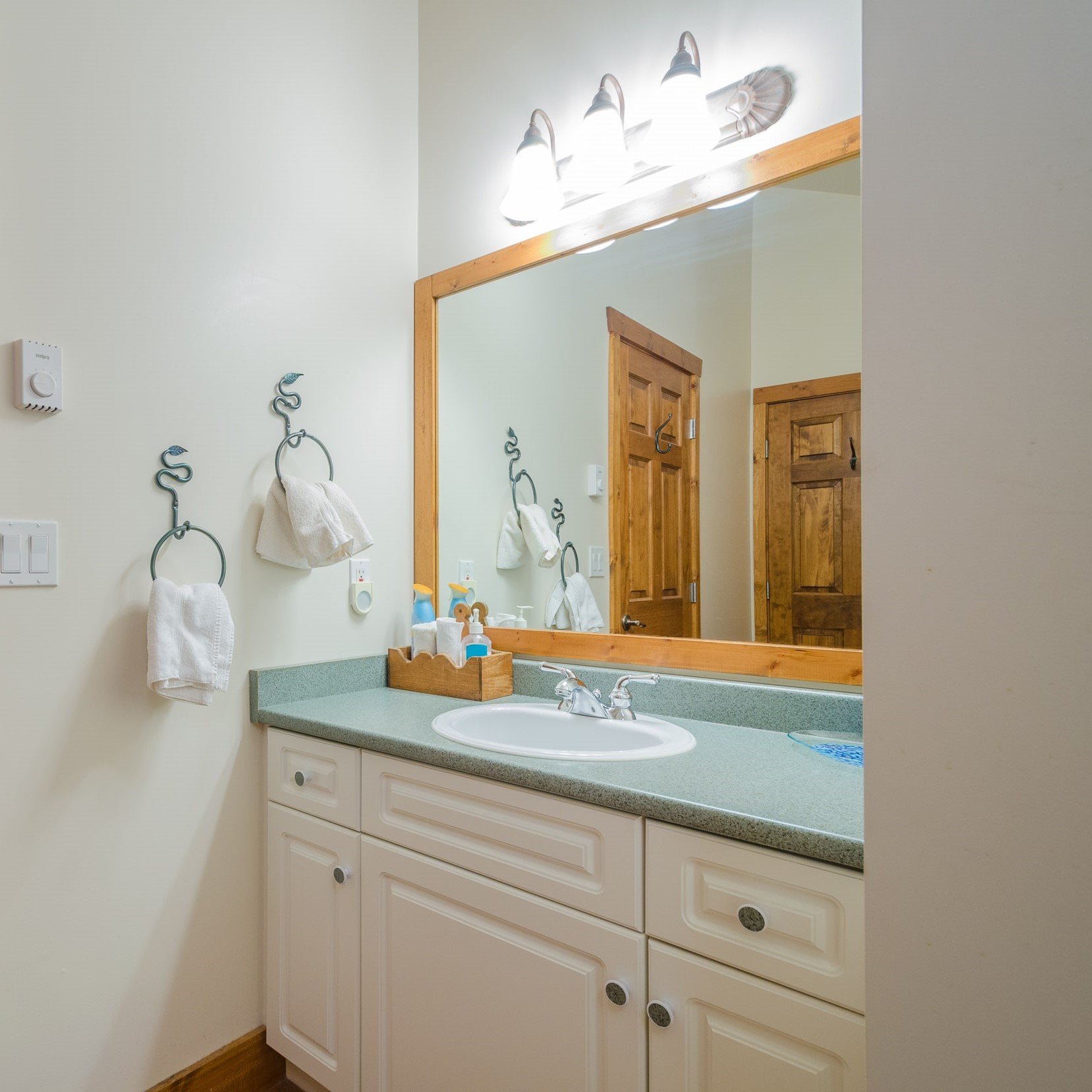 уютное освещение ванной комнаты и зеркало