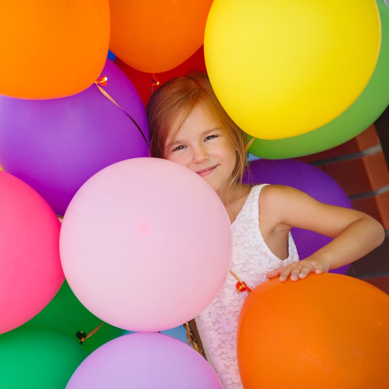 девочки играют с воздушными шарами на детский день рождения