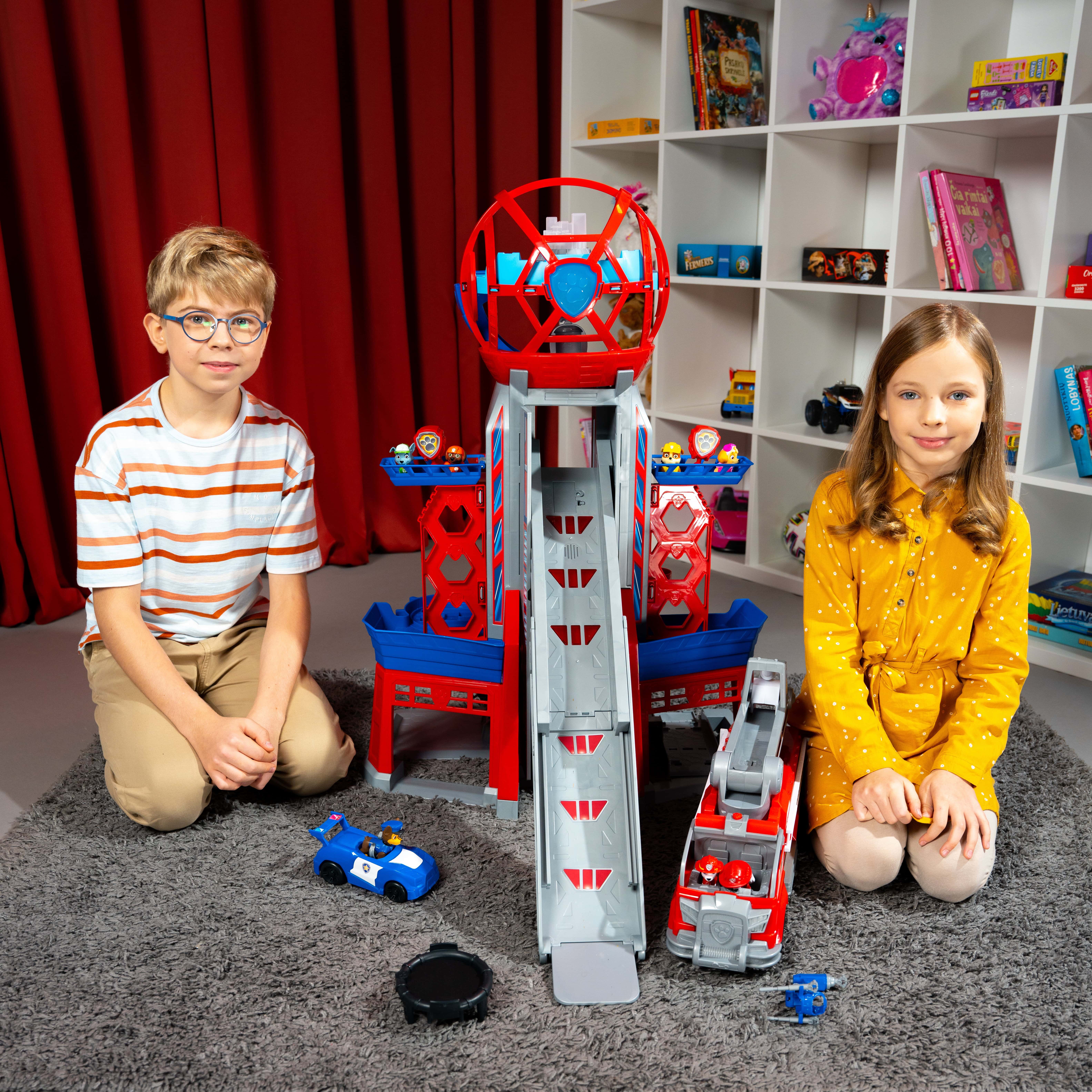vaikai ruosiasi zaisti su paw patrol movie tower zaidimu komplektu
