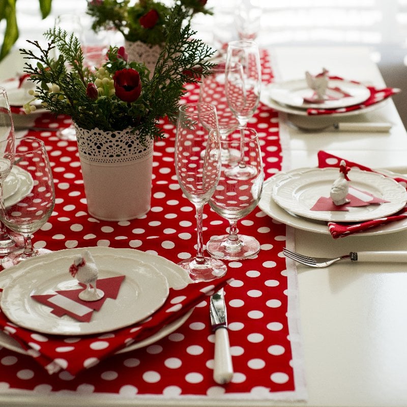 sarkani un balti akcenti uz ziemassvetku galda