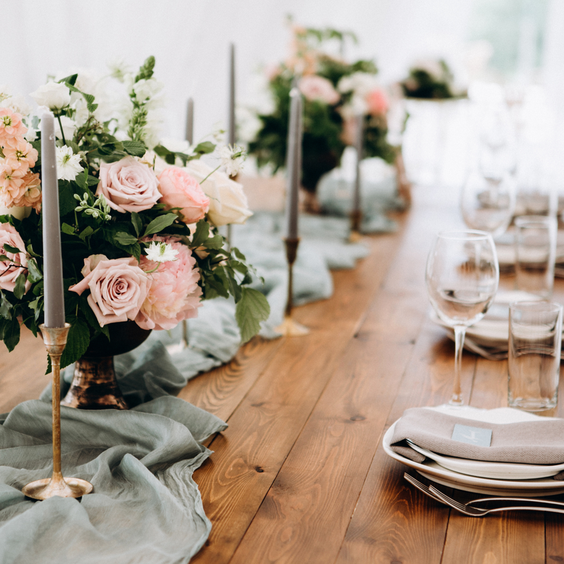еда и украшения стола в глубине свадебного торжества на природе