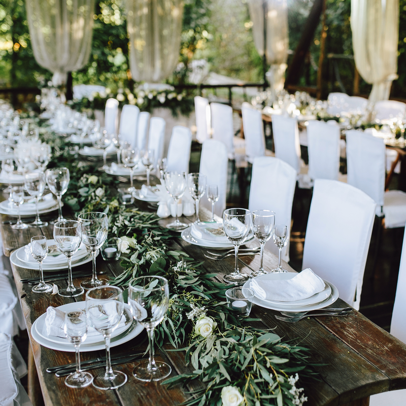 kaimisko stiliaus stalo dekoracijos vestuvems su zalumos detalemis