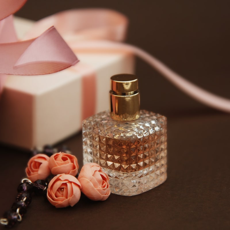 флакон парфюма в подарок на 8 марта