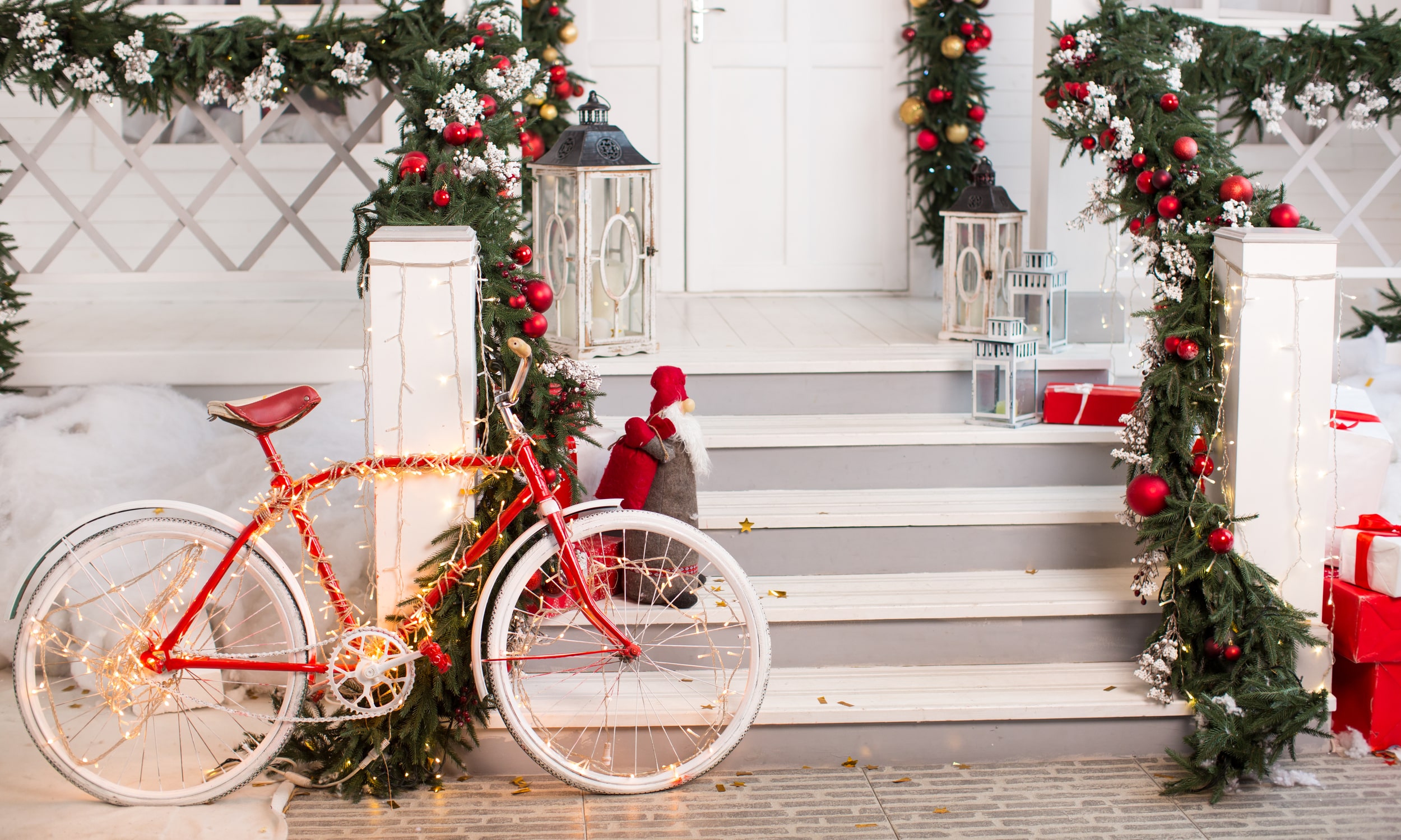 велосипед возле украшенного на рождество крыльца дома
