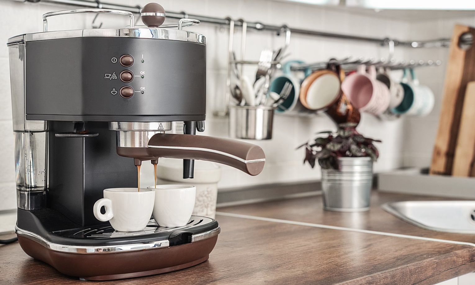 rankinis kavos aparatas virtuveje