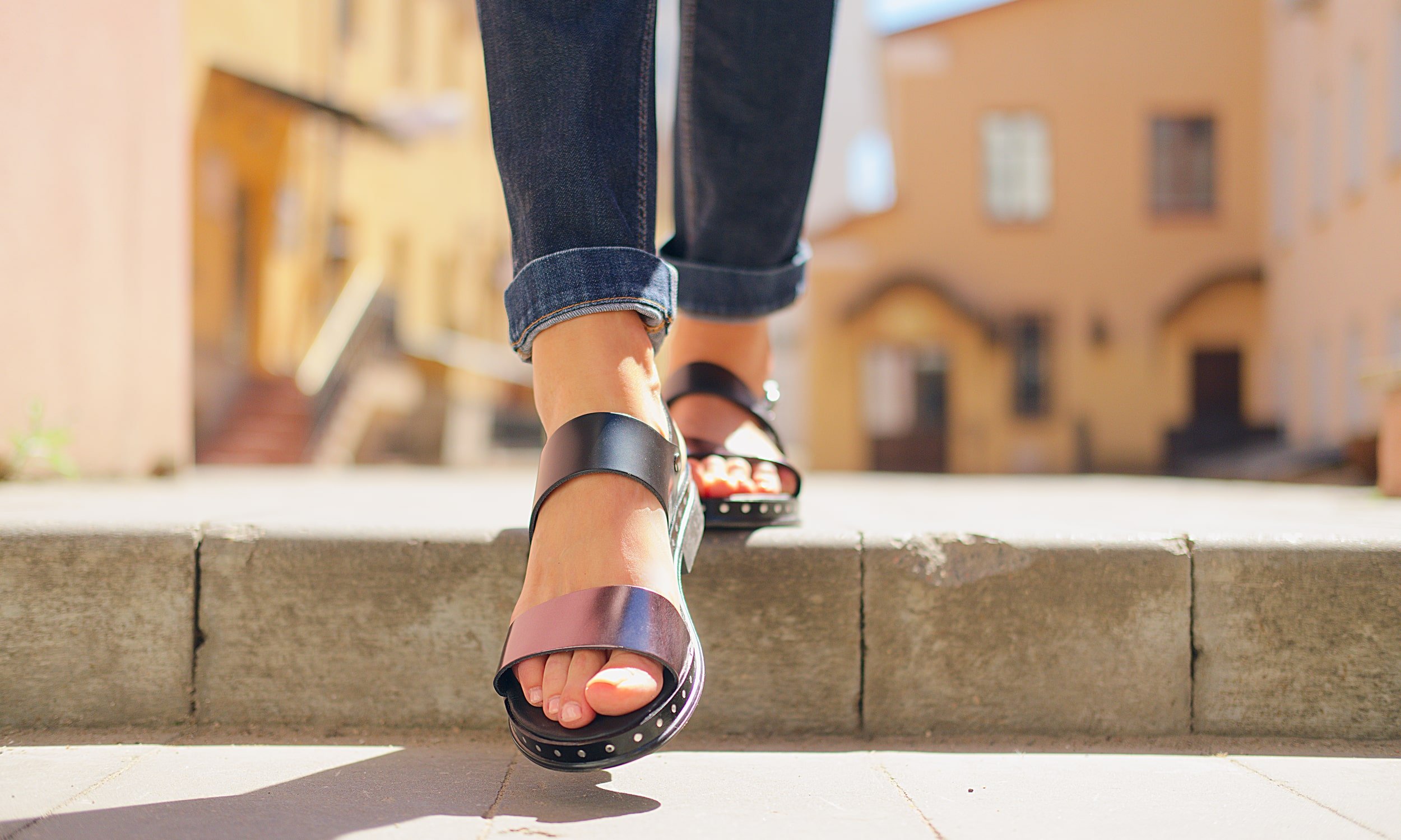 sieviete pastaigajas pilseta sandales