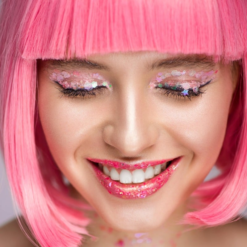 макияж глаз с розовыми блестками