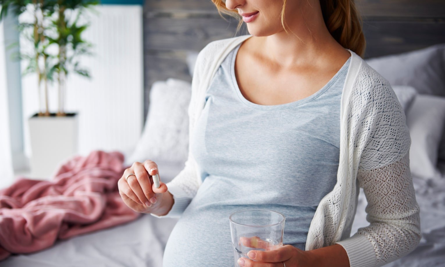 беременная женщина принимает фолиевую кислоту