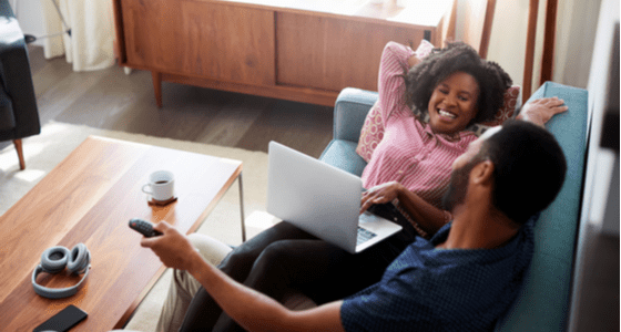 пара, наслаждающаяся отпуском дома, подключила ноутбук к телевизору по беспроводной сети