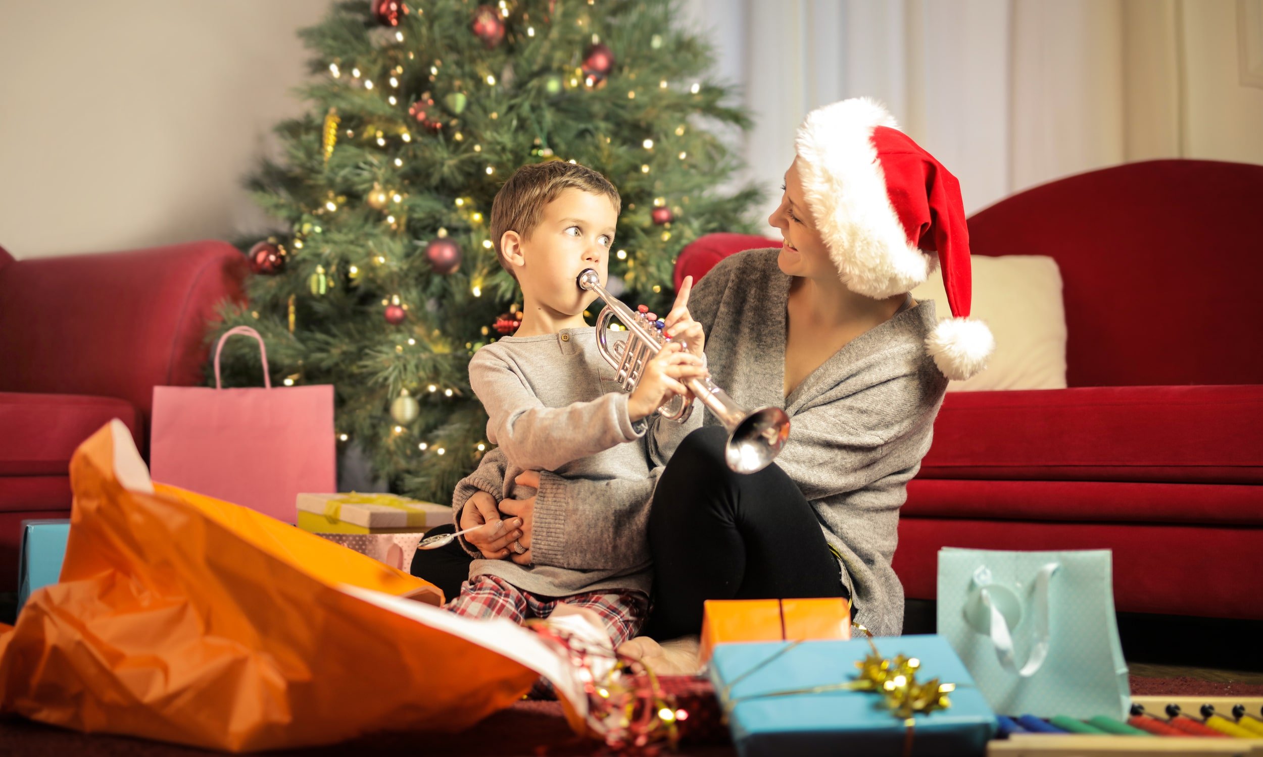 мальчик получил трубу в качестве рождественского подарка