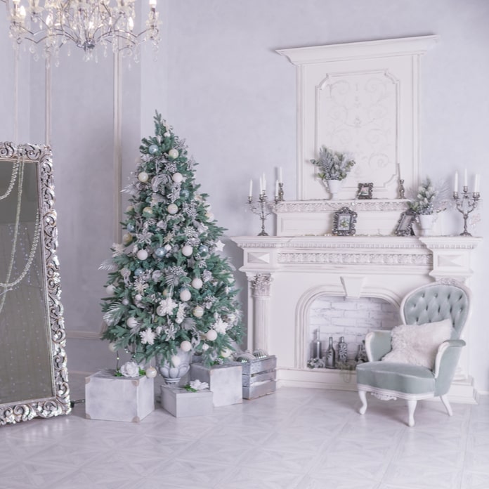 интерьер комнаты и рождественские украшения в серебристых тонах