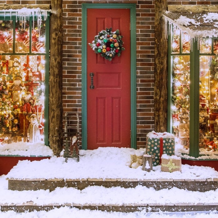 крыльцо дома украшено рождественскими декорами