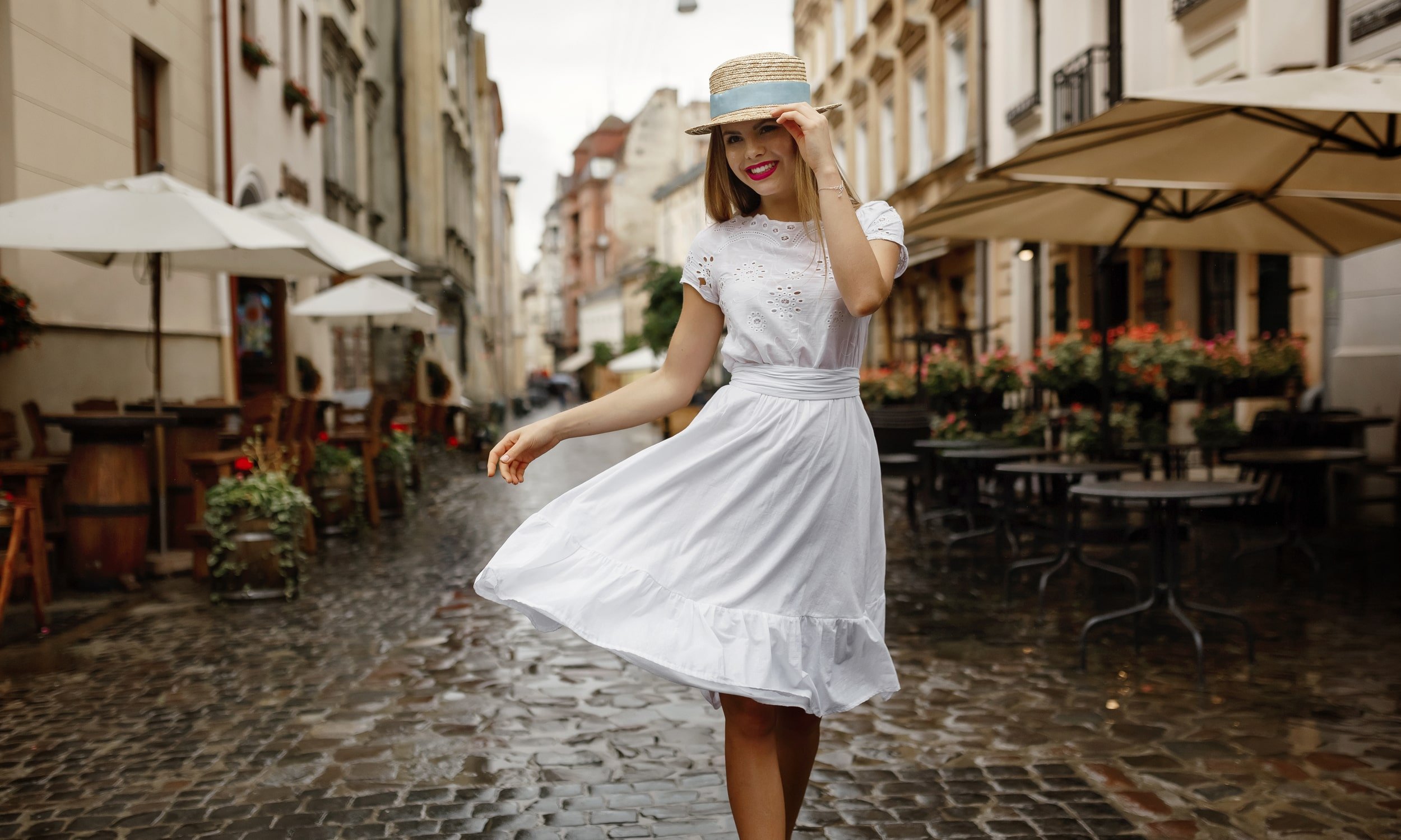 девушка в белом платье гуляет по городу