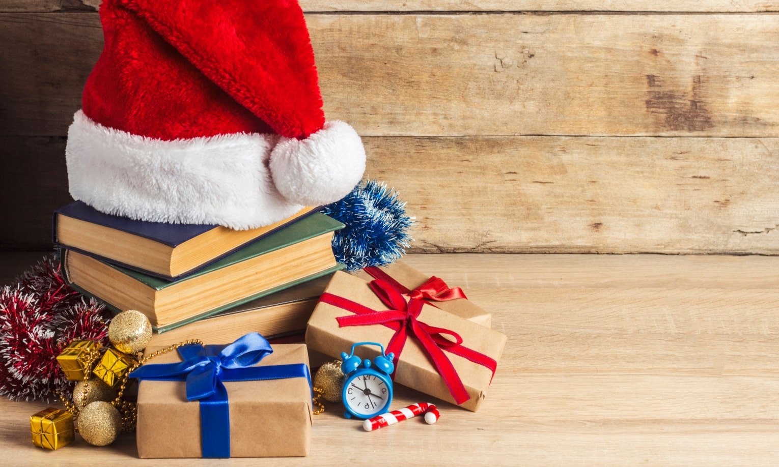 книги и рождественская атрибутика